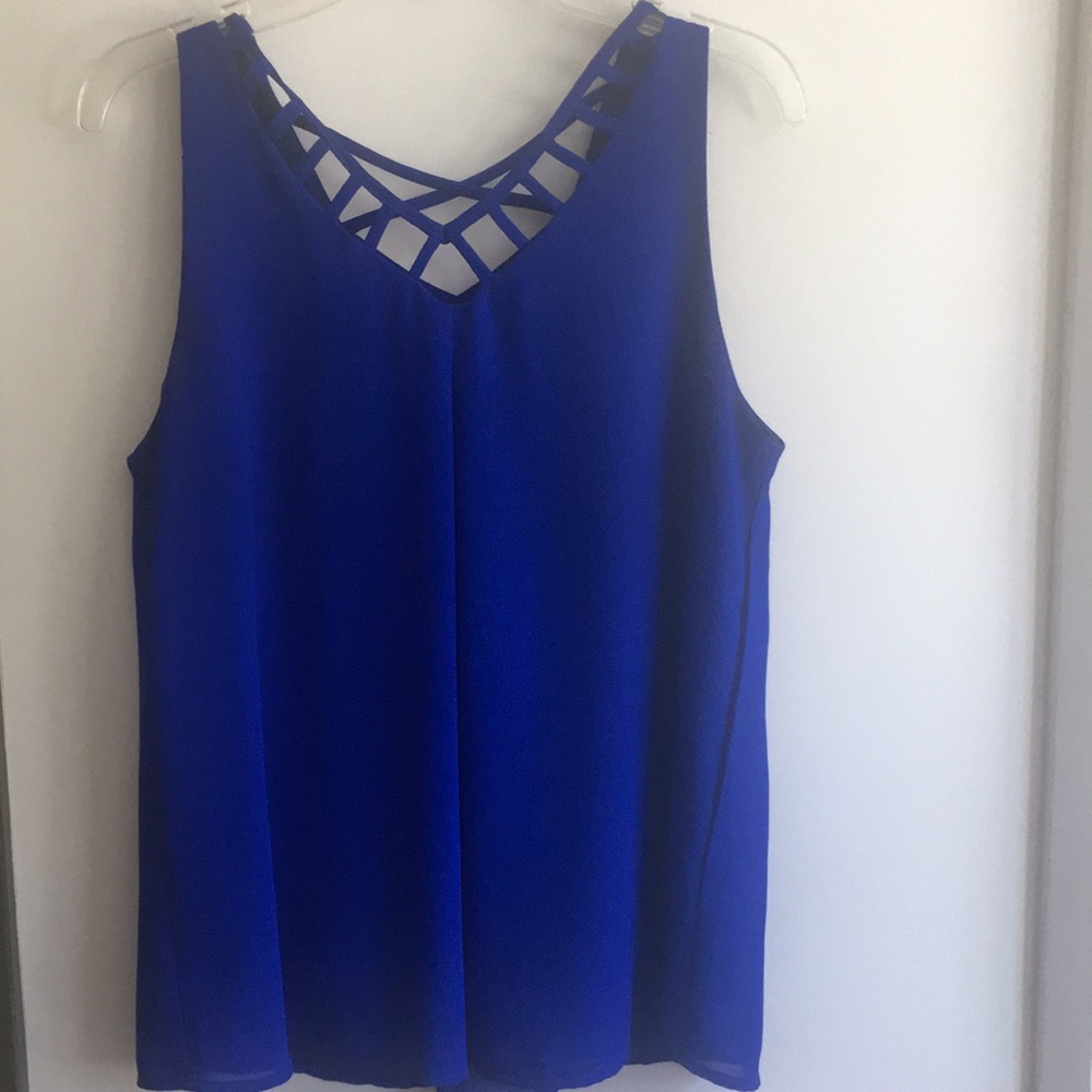 Blue flowy detailed tank💙💙💙